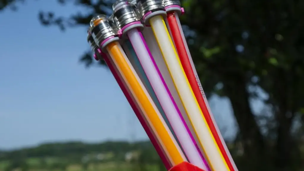 Das-Ende-eines-Buendels-Glasfaserkabel-ist-auf-einer-Baustelle-zu-sehen