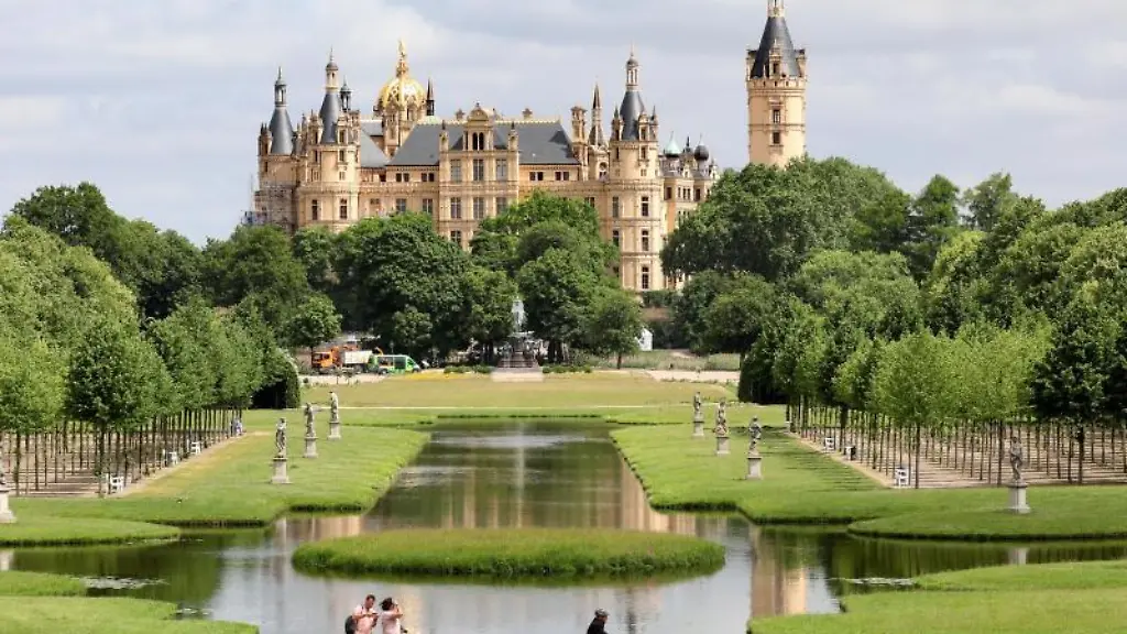 Das-Schweriner-Schloss-das-in-seiner-heutigen-Form-Mitte-des-19-Jahrhunderts-entstand