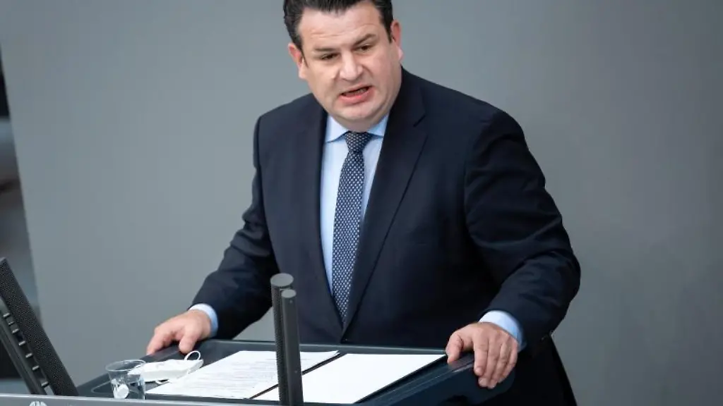 Hubertus-Heil-SPD-Bundesminister-fuer-Arbeit-und-Soziales-spricht