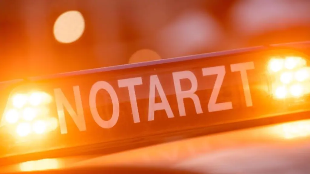 Ein-Dachschild-mit-der-Aufschrift-Notarzt-ist-auf-einem-Einsatzwagen-angebracht