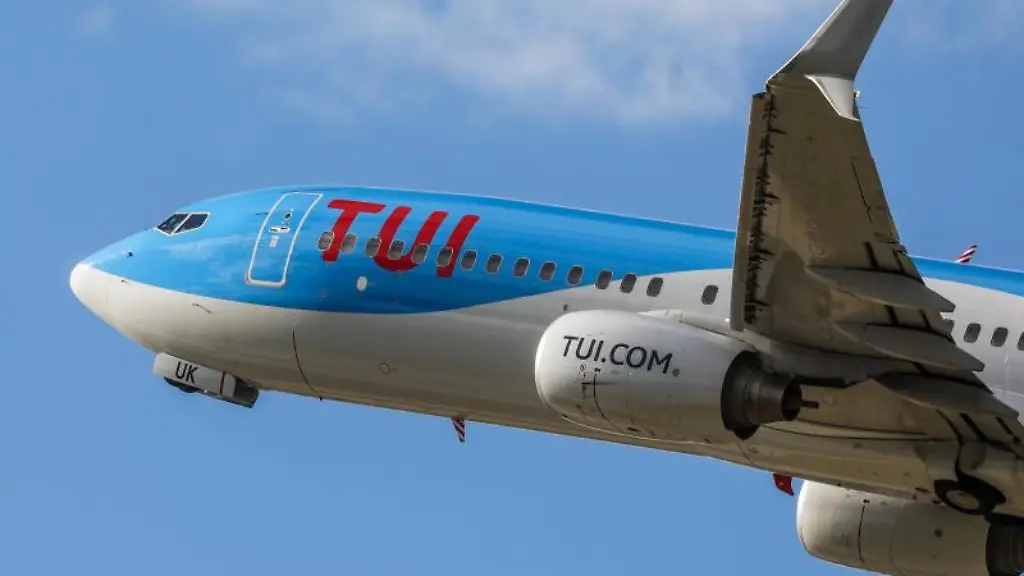 Ein-Flugzeug-der-deutschen-Fluggesellschaft-Tuifly