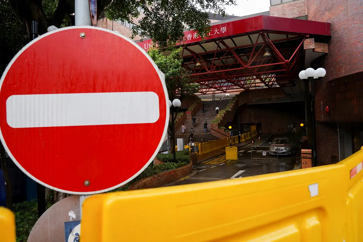 Absperrung-Uni-gewaltta-tige-Zusammensto-sse-Studenten-und-Polizei