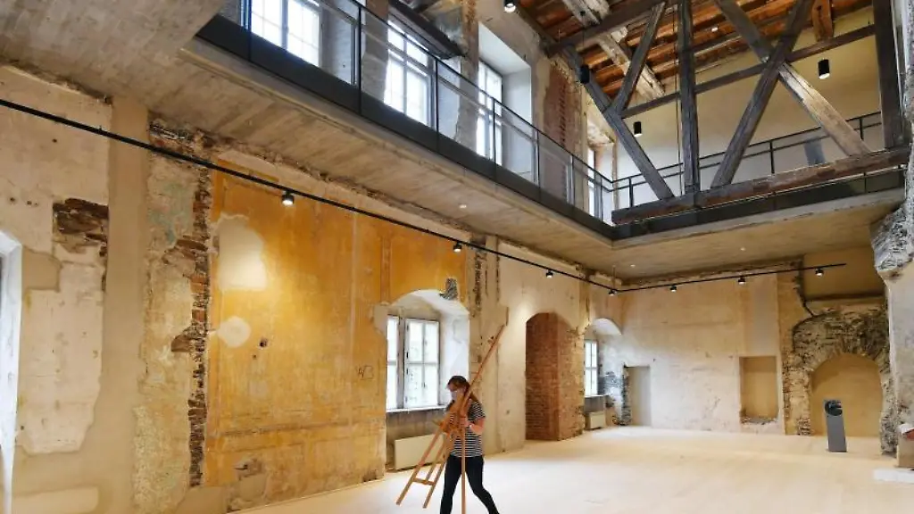 Bei-einem-Presserundgang-wird-Schloss-Schwarzburg-als-Denkort-der-Demokratie-vorgestellt