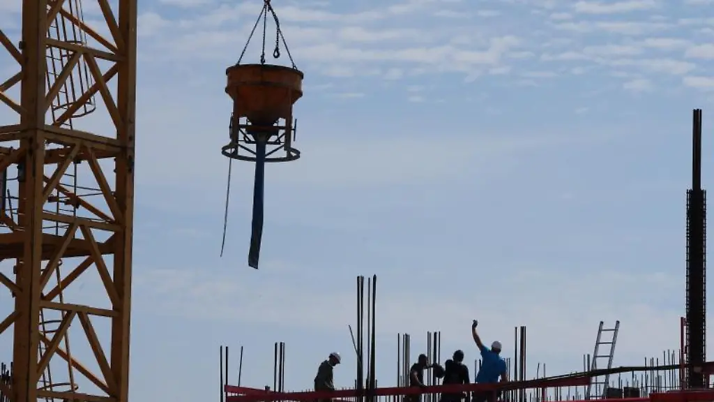 Betonierarbeiten-auf-einer-Baustelle