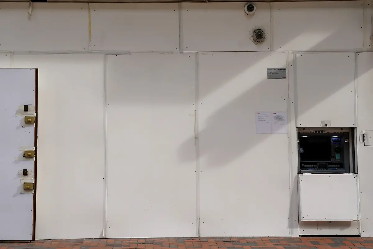 Gipsplatten-umgeben-einen-Geldautomaten