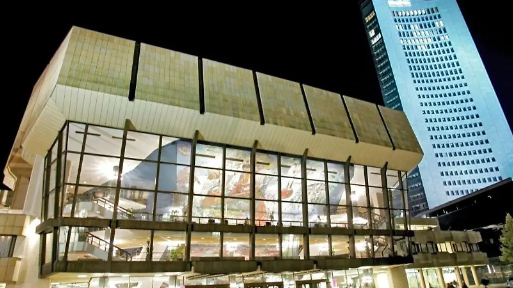 Die-Fenster-des-Gewandhauses-Leipzig-erleuchten