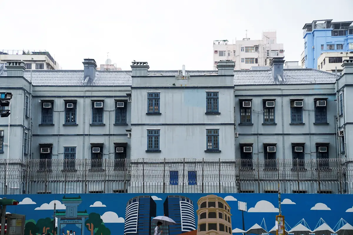 bemalten-Wand-mit-Maschendraht-vor-der-Mong-Kok-Police-Station-beliebtes-Protestgebiet