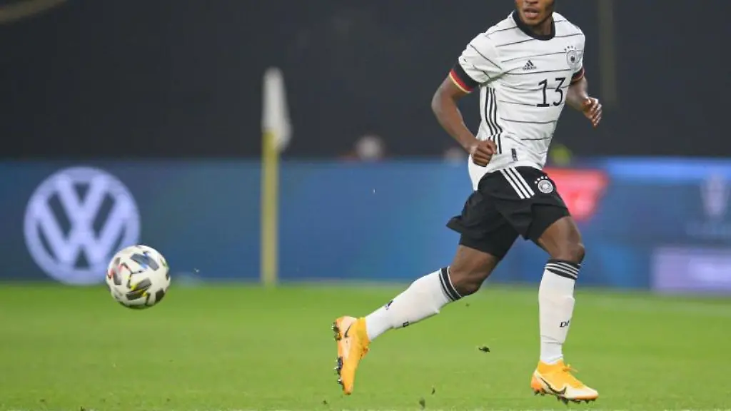 Makana-Baku-spielt-den-Ball