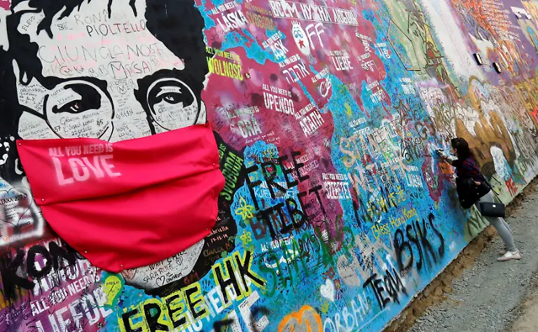 2020-04-06T214732Z-1119017446-RC25ZF920EZH-RTRMADP-3-HEALTH-CORONAVIRUS-CZECH