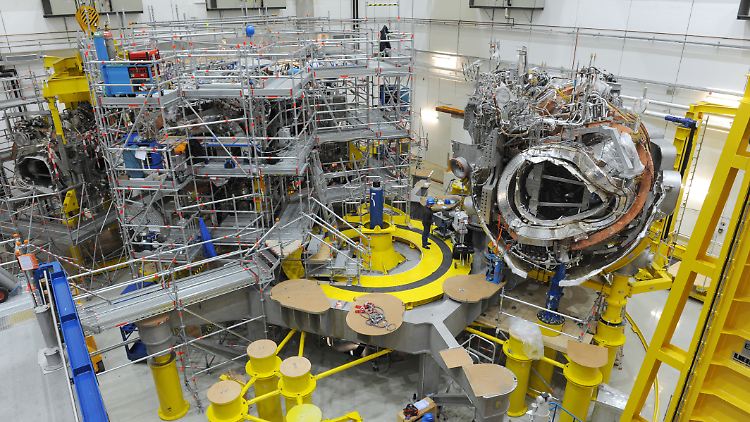 Kernfusionsexperiment Wendelstein 7X am Max-Planck-Institut in Greifswald: Das erste von fünf Magnetmodulen wurde nach jahrelangen Planungen und Vorarbeiten 2009 an seinem endgültigen Standort montiert.
