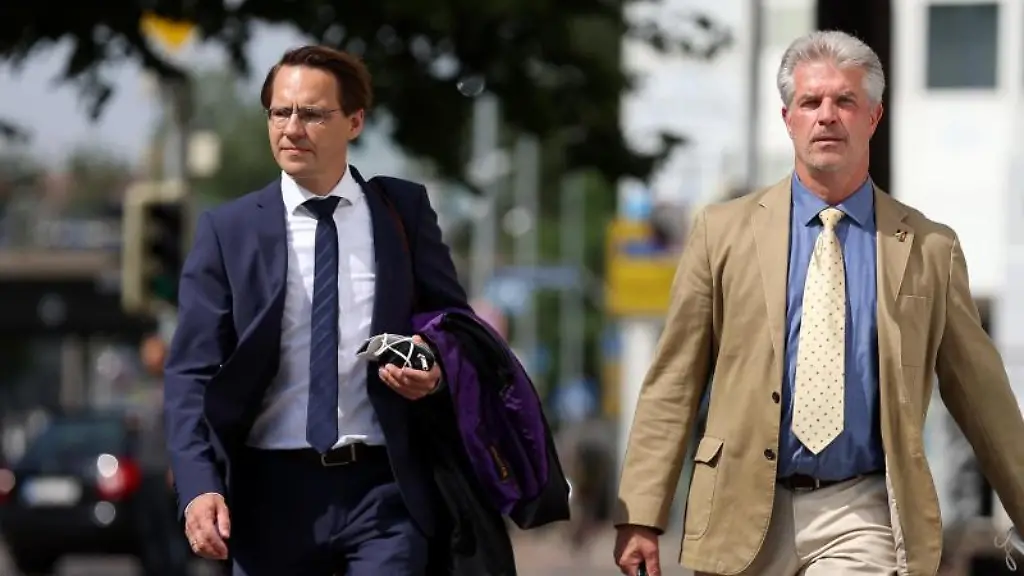 Ehemaliger-Leiter-des-Zoos-Magdeburg-Kai-Perret-mit-seinem-Anwalt