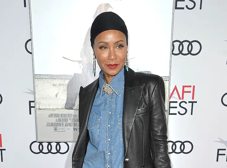 Lange-versteckte-Jada-Pinkett-Smith-ihren-Haarausfall-mit-einem-Turban