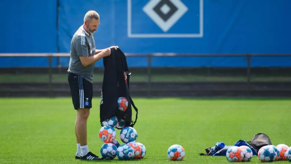 Hamburgs-Cheftrainer-Tim-Walter-bereitet-zum-Trainingsauftakt-des-HSV-auf-dem-Trainingsgelaende-des-Vereins-die-Baelle-vor