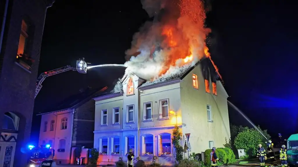 Der-Dachstuhl-eines-Hauses-in-Essen-steht-in-der-Nacht-zum-Dienstag-in-Brand