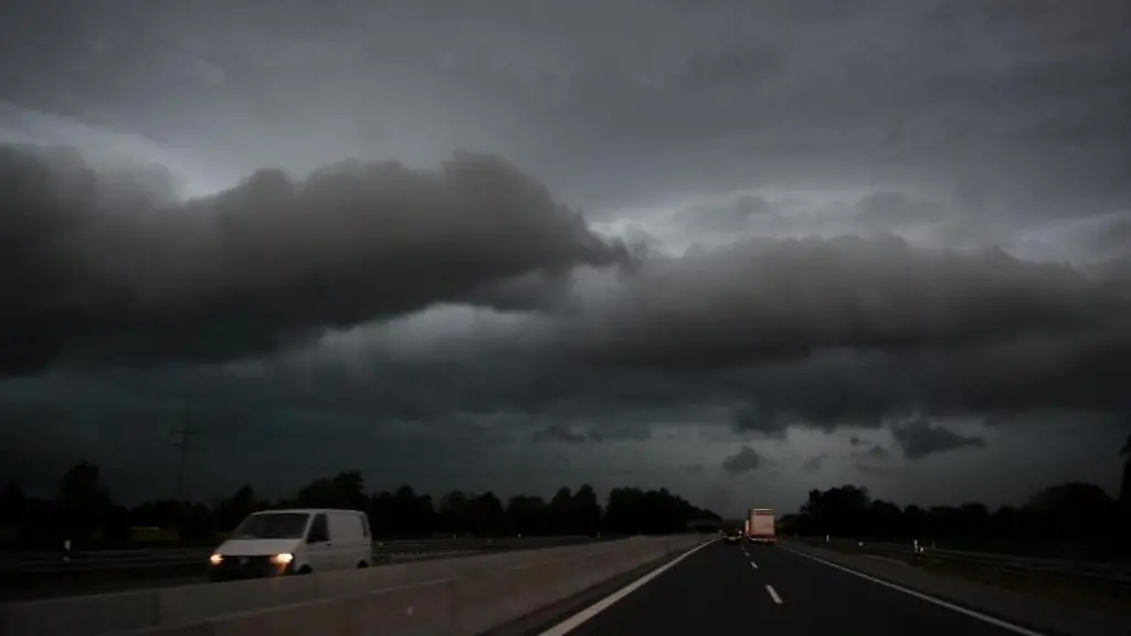 Dunkle-Wolken-sind-ueber-einer-Autobahn-Richtung-Muenchen-zu-sehen