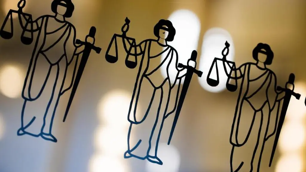 Die-Justitia-ist-an-einer-Scheibe-am-Eingang-zum-Oberlandesgericht-zu-sehen