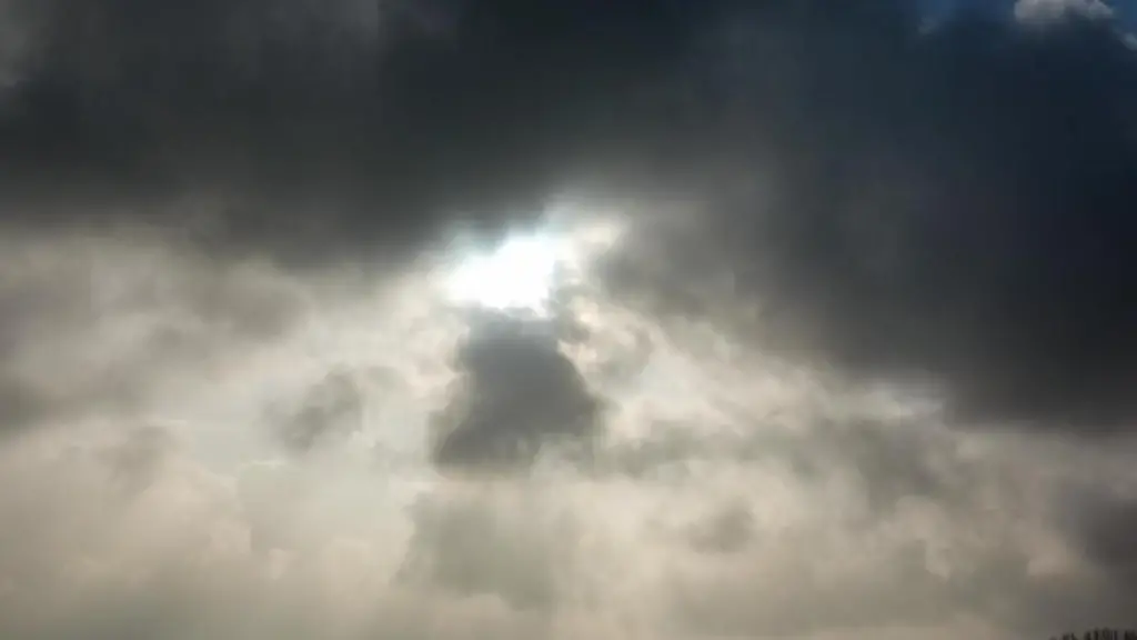 Die-Sonne-kommt-nur-kurzzeitig-hinter-einer-dunklen-Wolkendecke-hervor