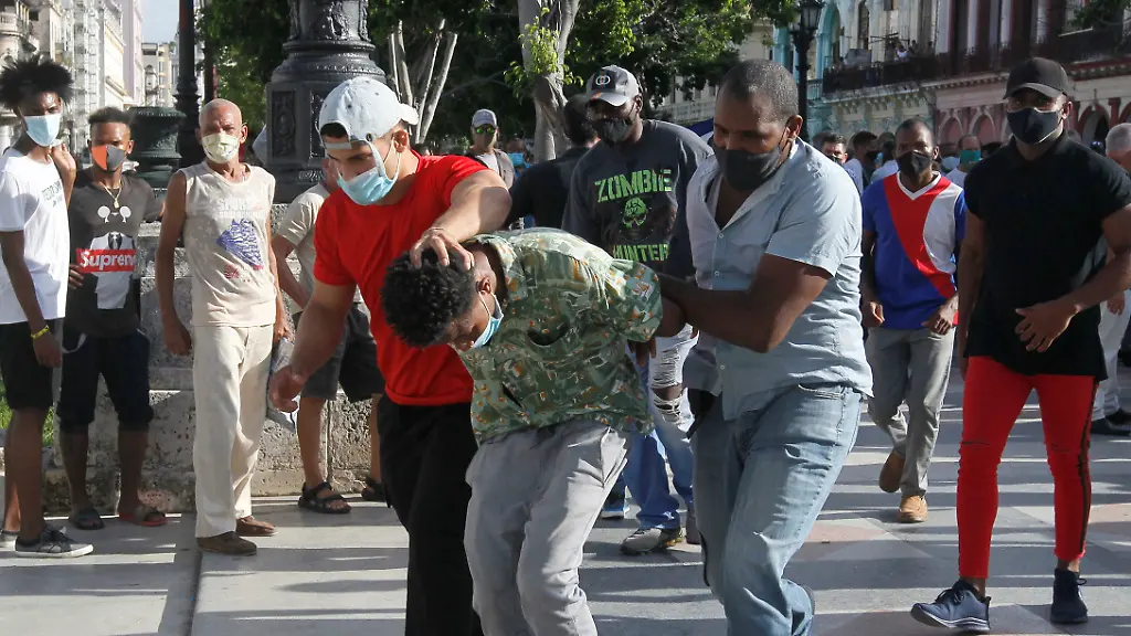 2021-07-12T032508Z-1125180431-RC2IIO9KB3YY-RTRMADP-3-CUBA-PROTESTS
