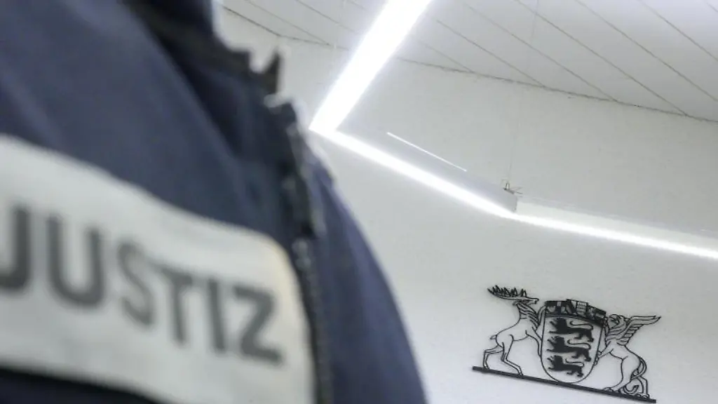 Ein-Justizbeamter-steht-in-einem-Gerichtssaal-des-Landgerichts