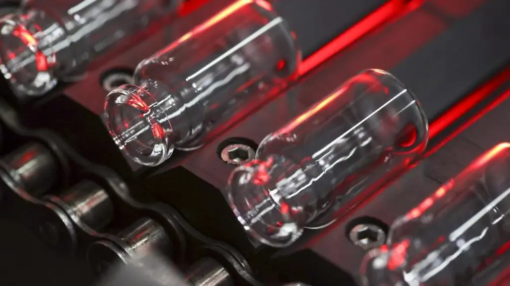 Glasflaeschchen-liegen-auf-einem-Produktionband-des-Medizinprodukteherstellers-Gerresheimer