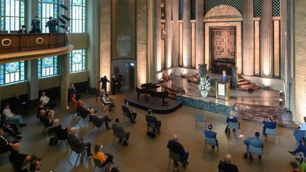 Blick-in-den-Kuppelsaal-der-Synagoge-waehrend-der-Wiedereroeffnung