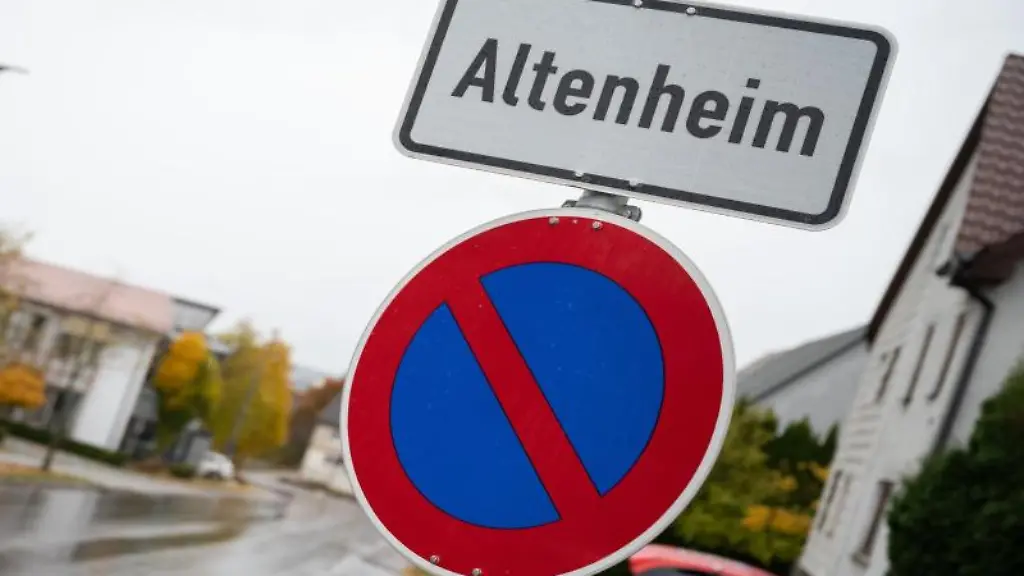 Ein-Schild-weist-auf-ein-Altenheim-hin