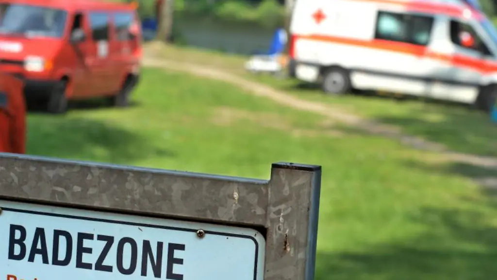 Rettungsautos-stehen-nach-einem-Badeunfall-an-einem-See