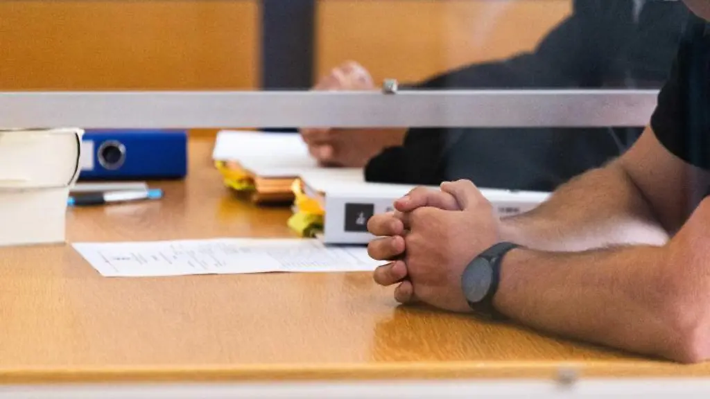 Der-20-jaehrige-Angeklagte-sitzt-bei-Beginn-des-Prozesses-an-seinem-Platz-im-Gerichtssaal