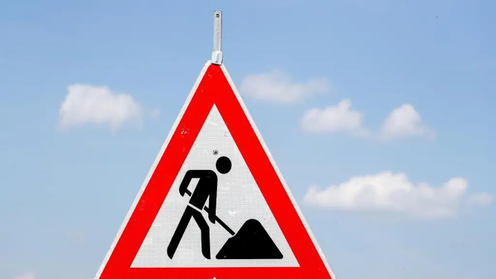 Ein-Schild-weist-auf-eine-Baustelle-hin