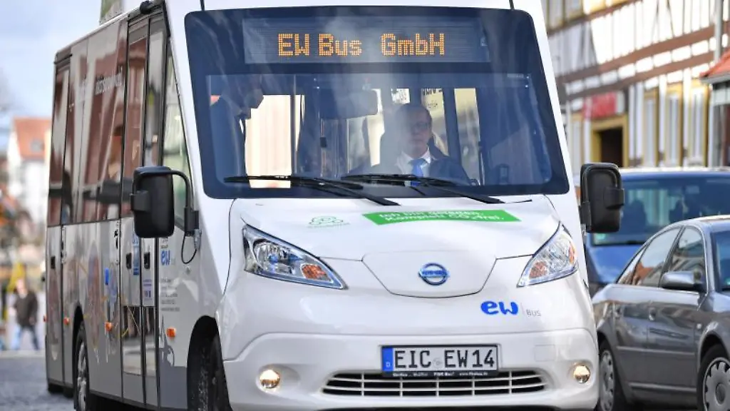 Ein-neuer-Elektrobus-faehrt-durch-die-Innenstadt