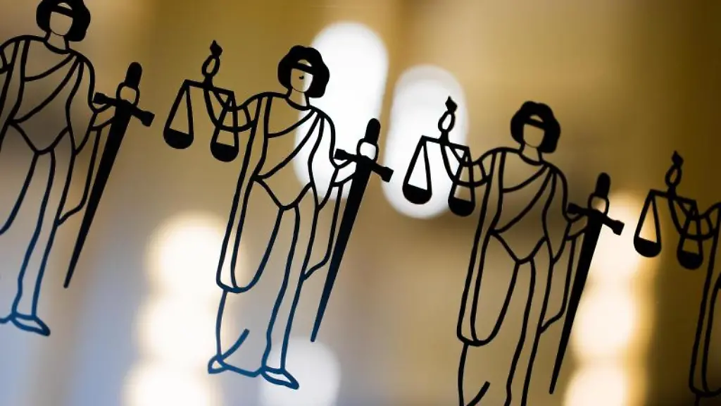 Die-Justitia-ist-an-einer-Scheibe-am-Eingang-zum-Oberlandesgericht-zu-sehen