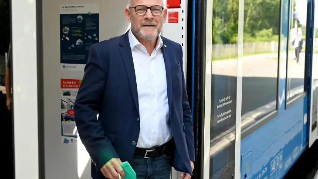 Winfried-Hermann-Verkehrsminister-von-Baden-Wuerttemberg-steht-in-der-Zugtuer
