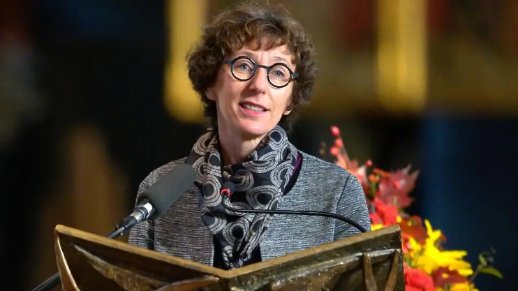 Julia-Helmke-spricht-waehrend-eines-Gottesdienstes