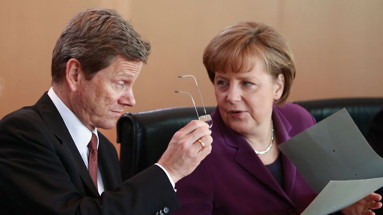 Westerwelle und Merkel isolieren sich mit ihrem außenpolitischen Kurs von ihren westlichen Verbündeten, so Kujat.