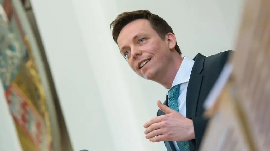 Tobias-Hans-CDU-spricht-im-Saarlaendischen-Landtag