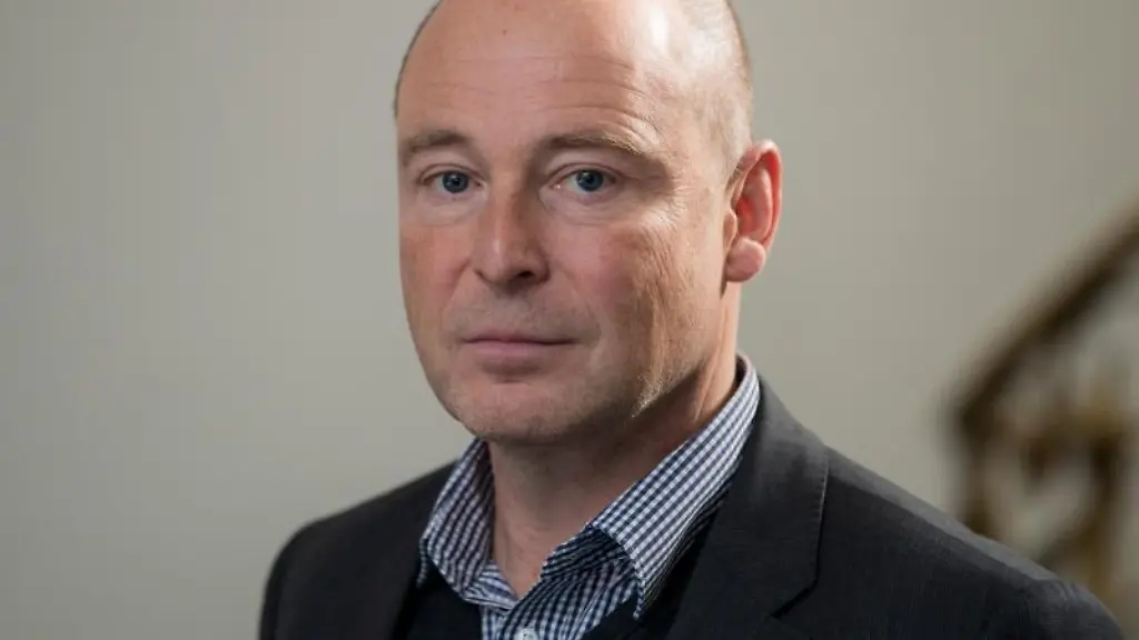 Jens-Daniel-Herzog-steht-im-Opernhaus-in-Nuernberg