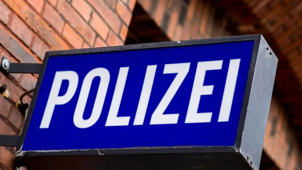 Der-Schriftzug-Polizei-auf-einem-Schild-am-Gebaeude-einer-Polizeiinspektion