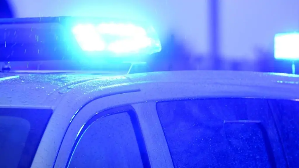 Blaulichter-leuchten-auf-dem-Dach-eines-Polizeifahrzeugs