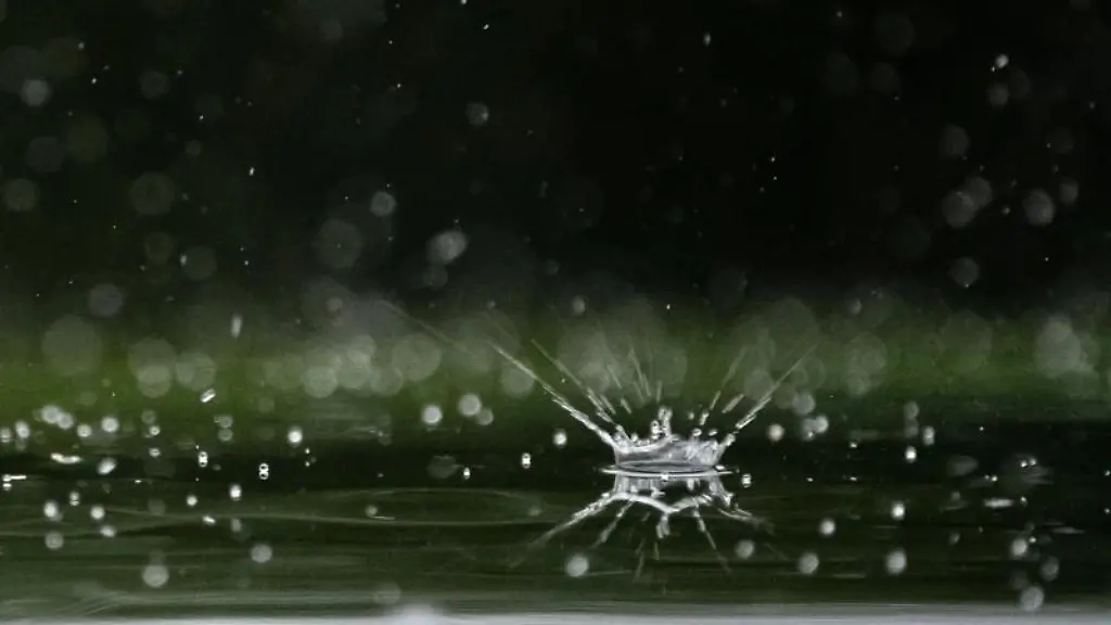 Regentropfen-fallen-auf-ein-Autodach