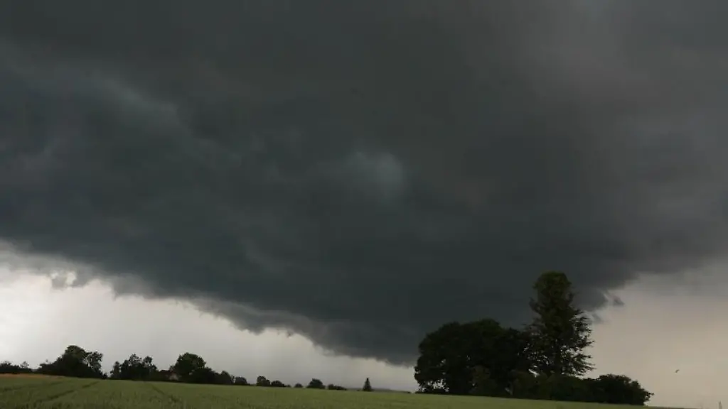 Dunkle-Wolken-sind-ueber-einem-Feld-zu-sehen