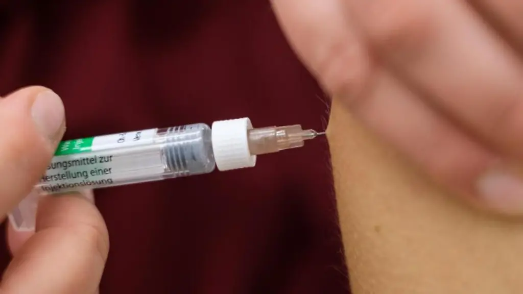 Eine-Arzthelferin-impft-eine-Patentin-mit-einer-Spritze