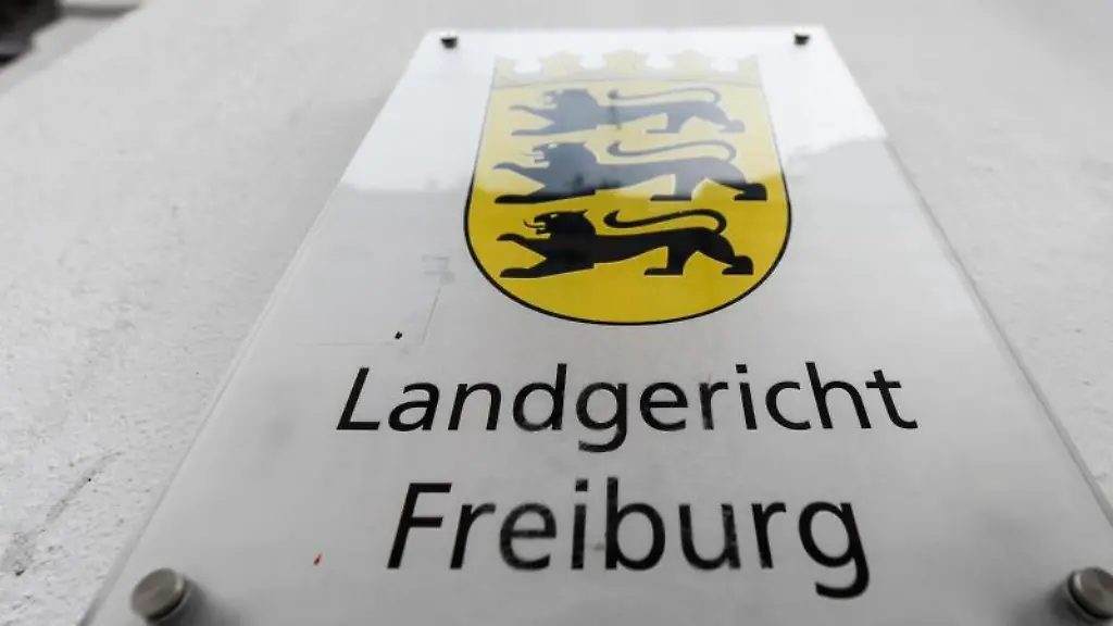 Ein-Schild-mit-der-Aufschrift-Landgericht-Freiburg-haengt-am-Gebaeude