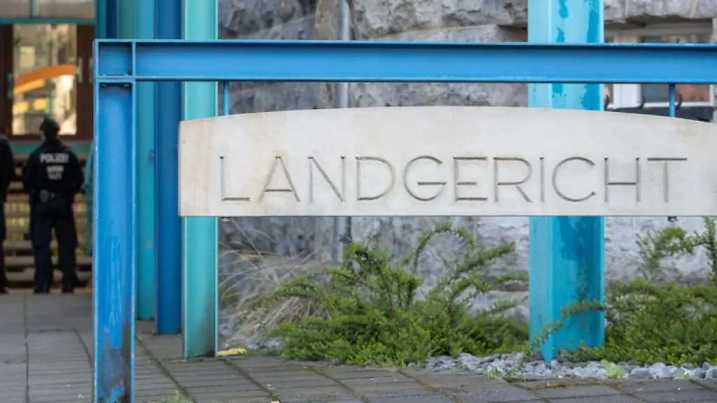 Blick-auf-ein-Schild-Landgericht-in-Bielefeld