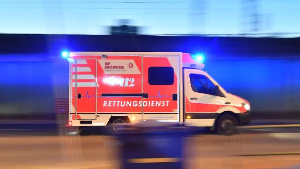 Ein-Rettungswagen-ist-mit-eingeschaltetem-Blauchlicht-im-Einsatz
