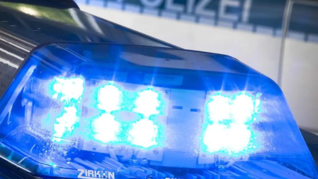 Ein-Blaulicht-auf-dem-Dach-eines-Polizeiwagens