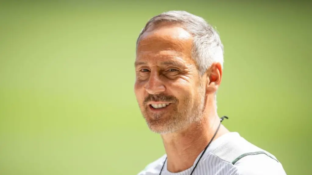 Trainer-Adi-Huetter-blickt-waehrend-eines-Interviews-nach-dem-Training-in-die-Runde