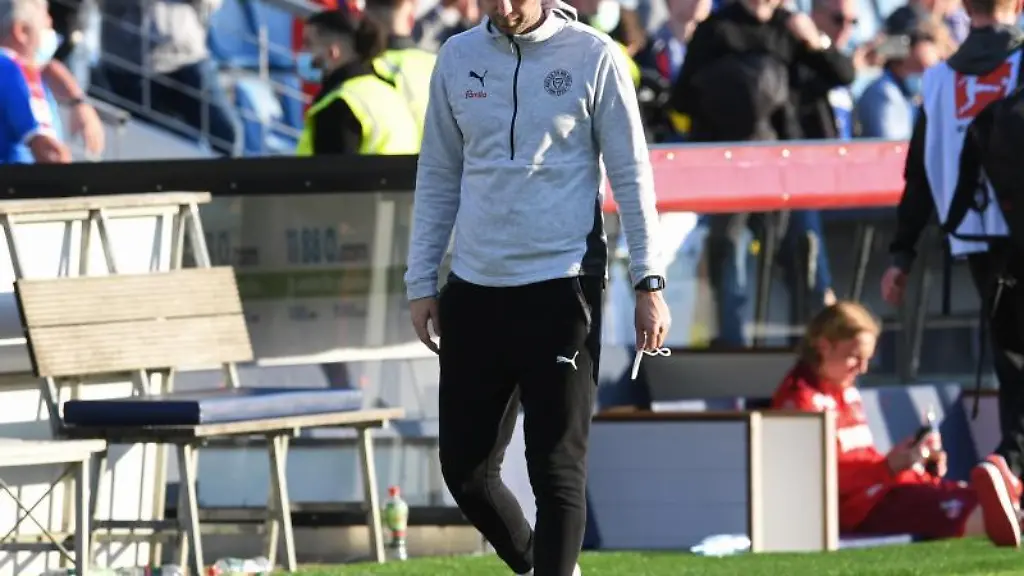 Kiels-Trainer-Ole-Werner-laeuft-ueber-den-Platz