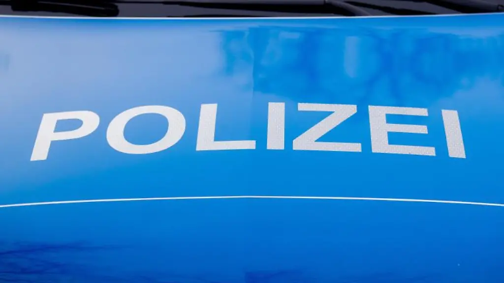 Der-Polizei-Schriftzug-steht-auf-einem-Einsatzfahrzeug