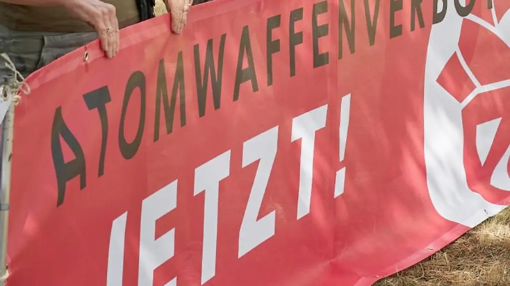 Demonstranten-vor-dem-Militaerflugplatz-Buechel