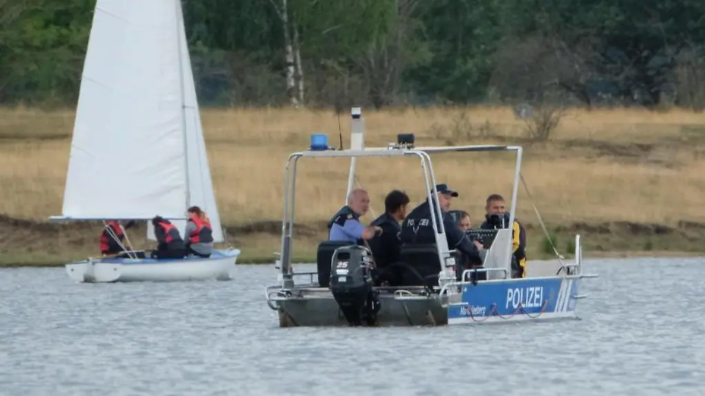 Ein-Boot-der-Polzei-auf-dem-Cospudener-See